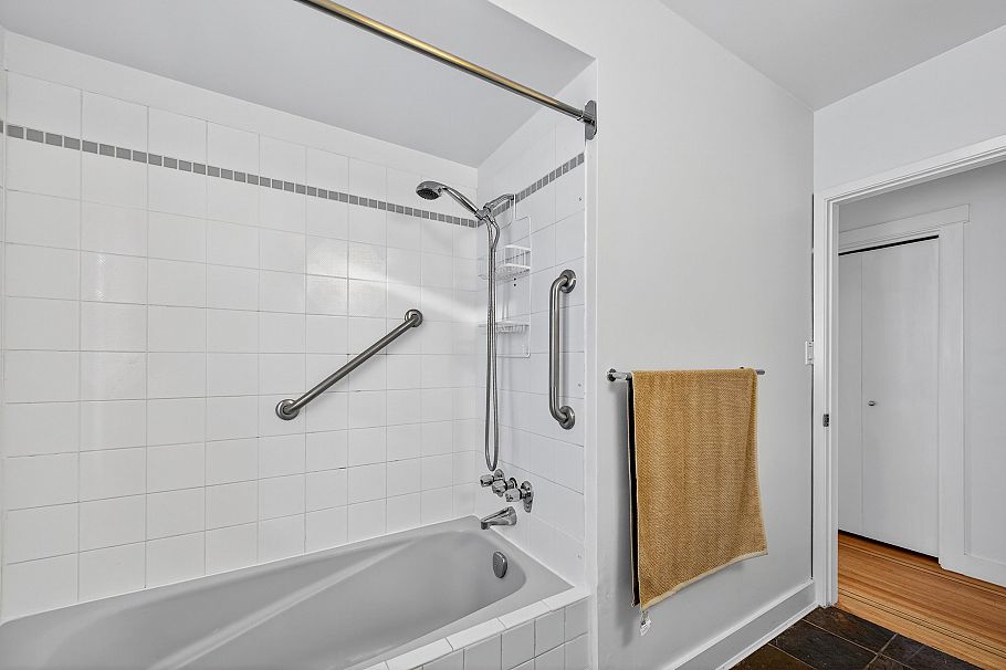 4427 W 7th Avenue Vancouver, BC - 36