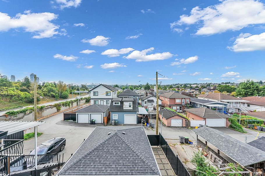 2 3344 Adanac Street Vancouver, BC - 39