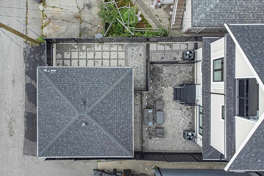 2 3344 Adanac Street Vancouver, BC - 37