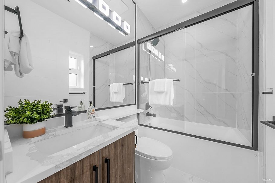 2 3344 Adanac Street Vancouver, BC - 23