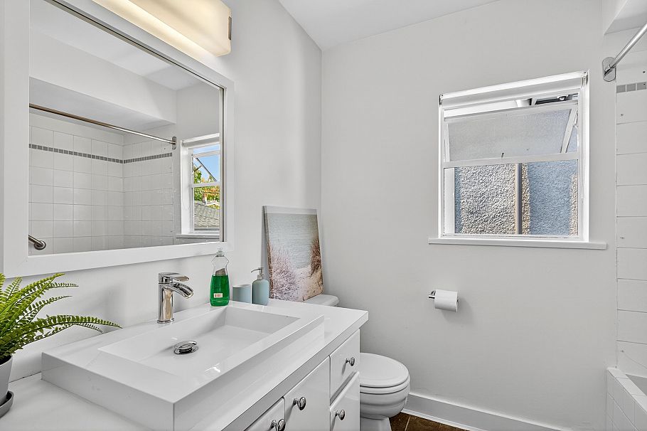 4427 W 7th Avenue Vancouver, BC - 35