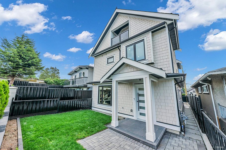 2 3344 Adanac Street Vancouver, BC - 3