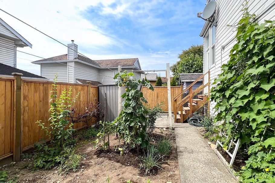 1860 SE Marine Drive Vancouver, BC - 23