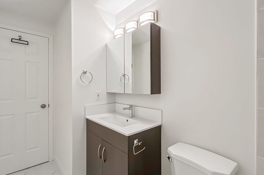 736 E 55th Avenue Vancouver, BC - 32