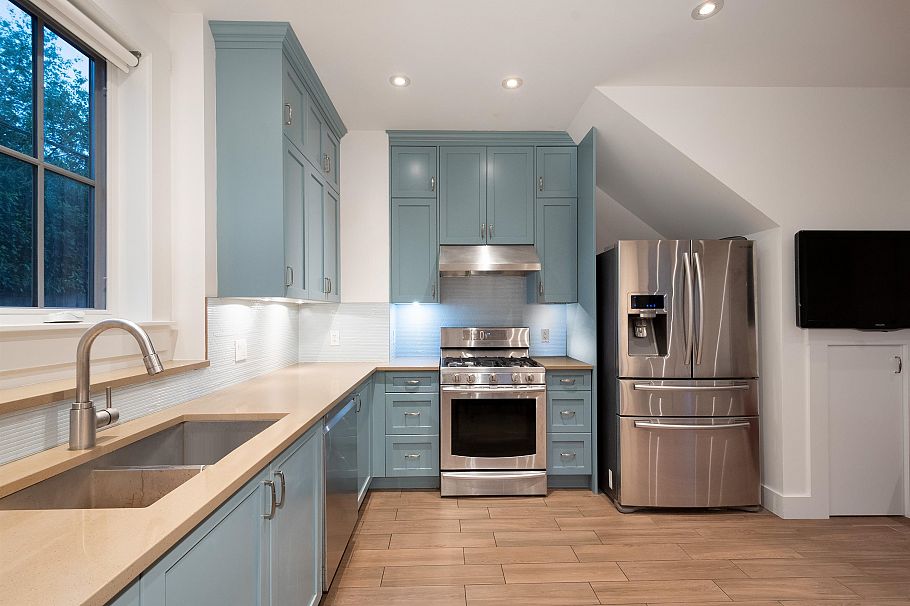 3132 W 7th Avenue Vancouver, BC - 9