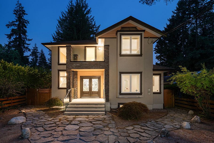 839 W 20th Street North Vancouver, BC - 1