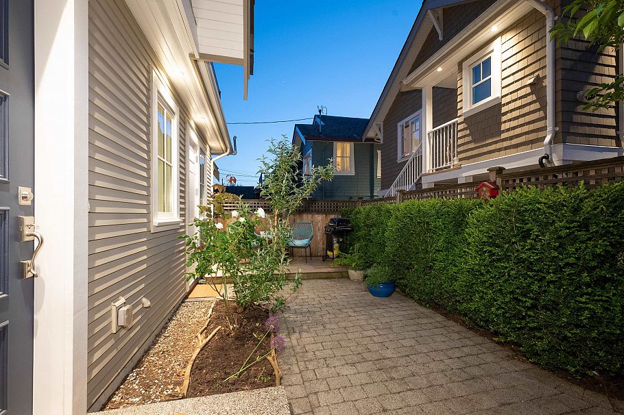 3132 W 7th Avenue Vancouver, BC - 4