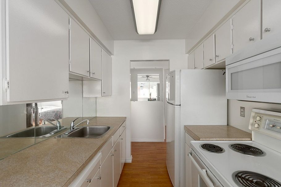 116 1345 Chesterfield Avenue North Vancouver, BC - 10