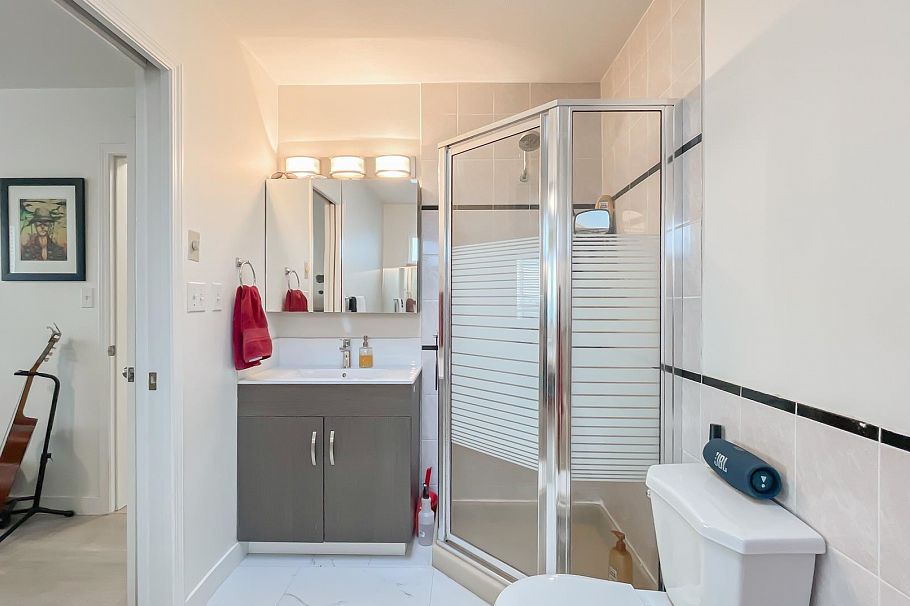 736 E 55th Avenue Vancouver, BC - 17