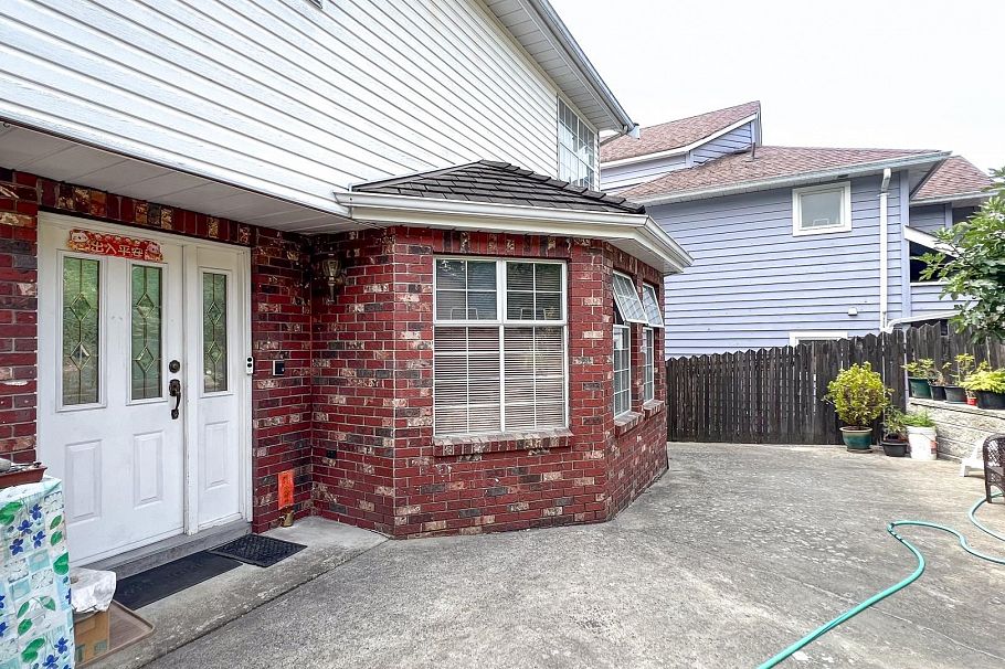 1860 SE Marine Drive Vancouver, BC - 2