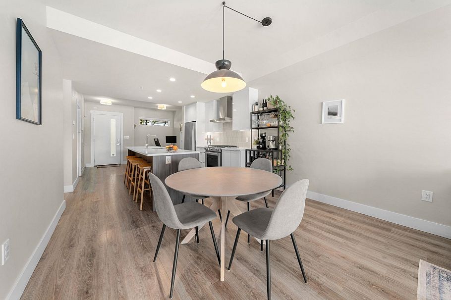 302 1496 Charlotte Road North Vancouver, BC - 1