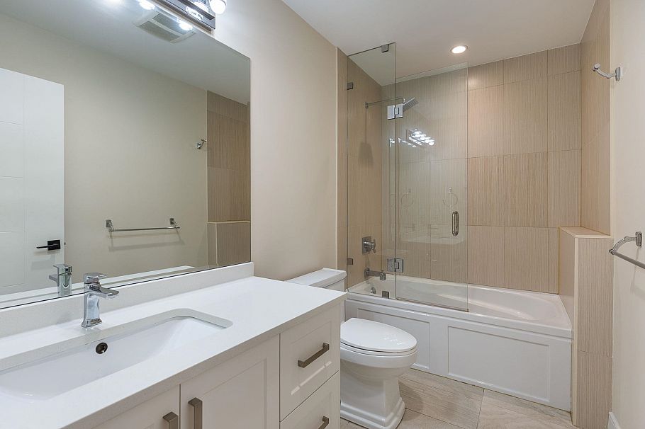 839 W 20th Street North Vancouver, BC - 36