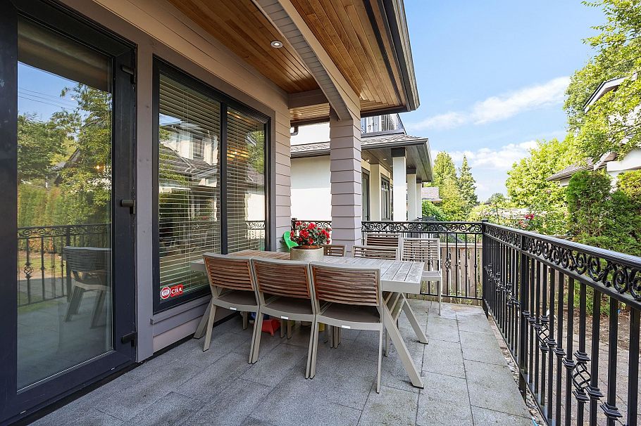 3553 W 31st Avenue Vancouver, BC - 31