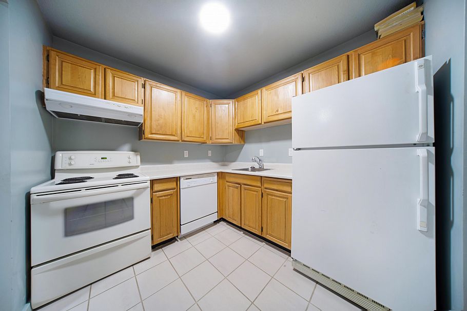 320 1385 Draycott Road North Vancouver, BC - 8