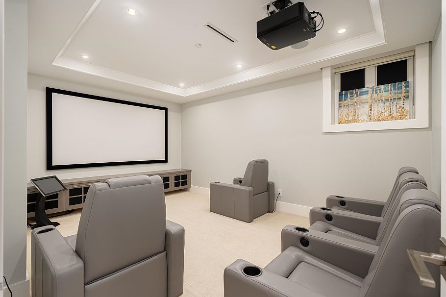 2820 W 32nd Avenue Vancouver, BC - 32