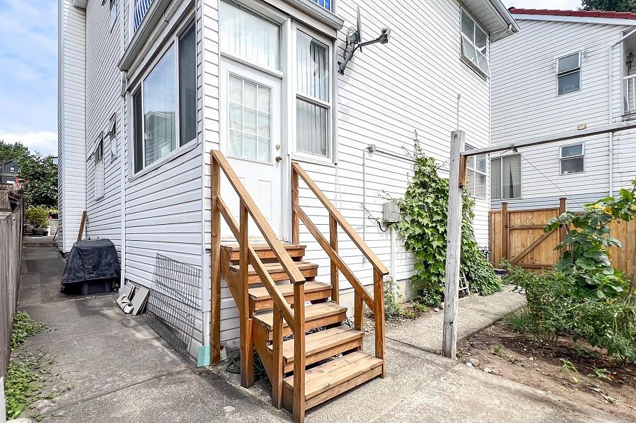 1860 SE Marine Drive Vancouver, BC - 26