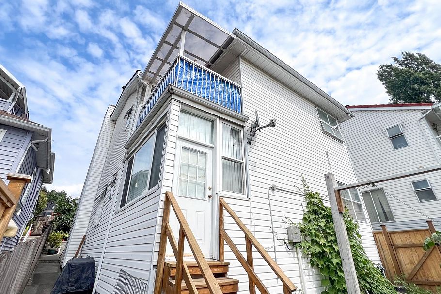 1860 SE Marine Drive Vancouver, BC - 25