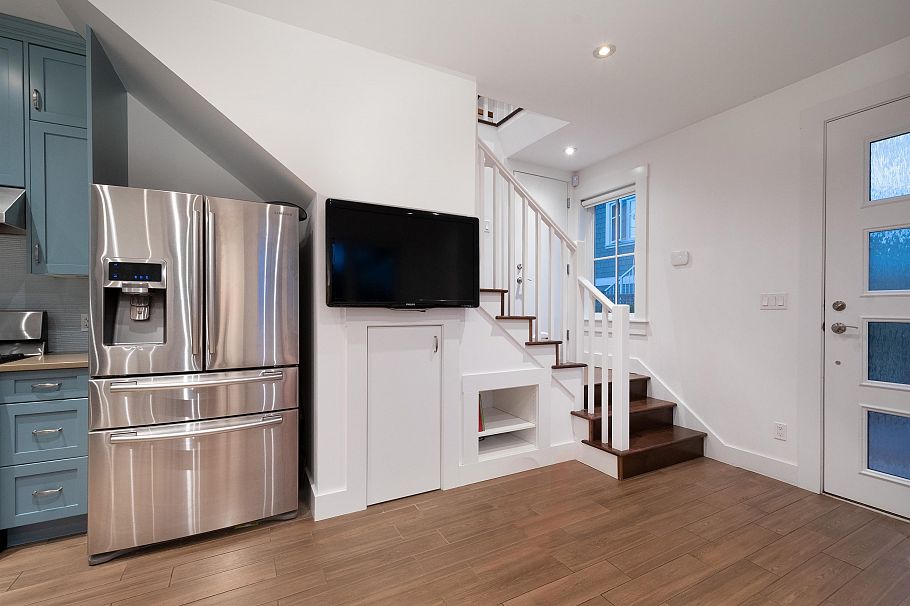 3132 W 7th Avenue Vancouver, BC - 9