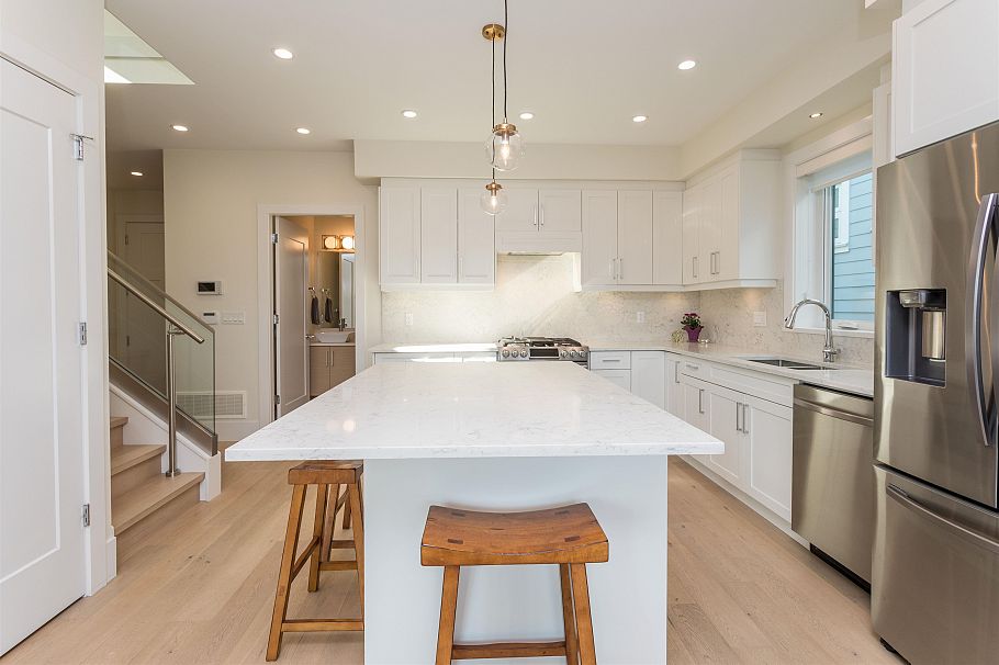 341 E 13th Street North Vancouver, BC - 8