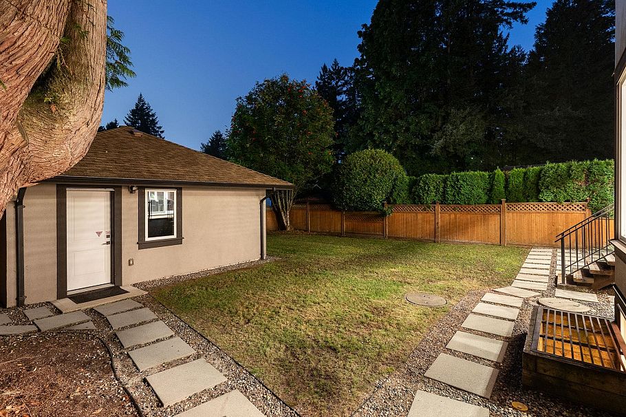 839 W 20th Street North Vancouver, BC - 38