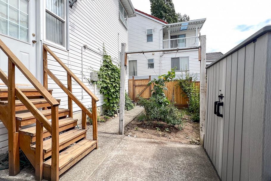 1860 SE Marine Drive Vancouver, BC - 27