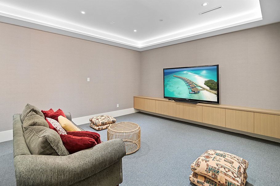 4172 Doncaster Way Vancouver, BC - 10