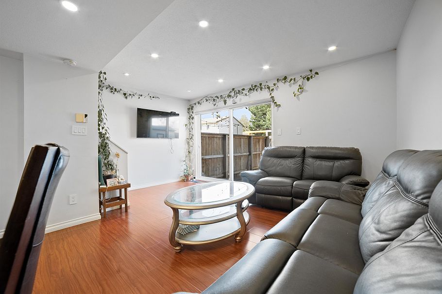 2 3558 E 49th Avenue Vancouver, BC - 5