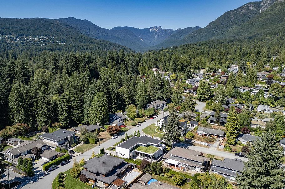 4262 Lions Avenue North Vancouver, BC - 40