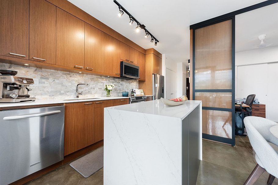 415 221 Union Street Vancouver, BC - 5