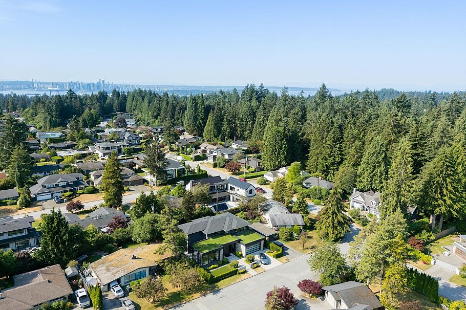 983 Tudor Avenue North Vancouver, BC - 37