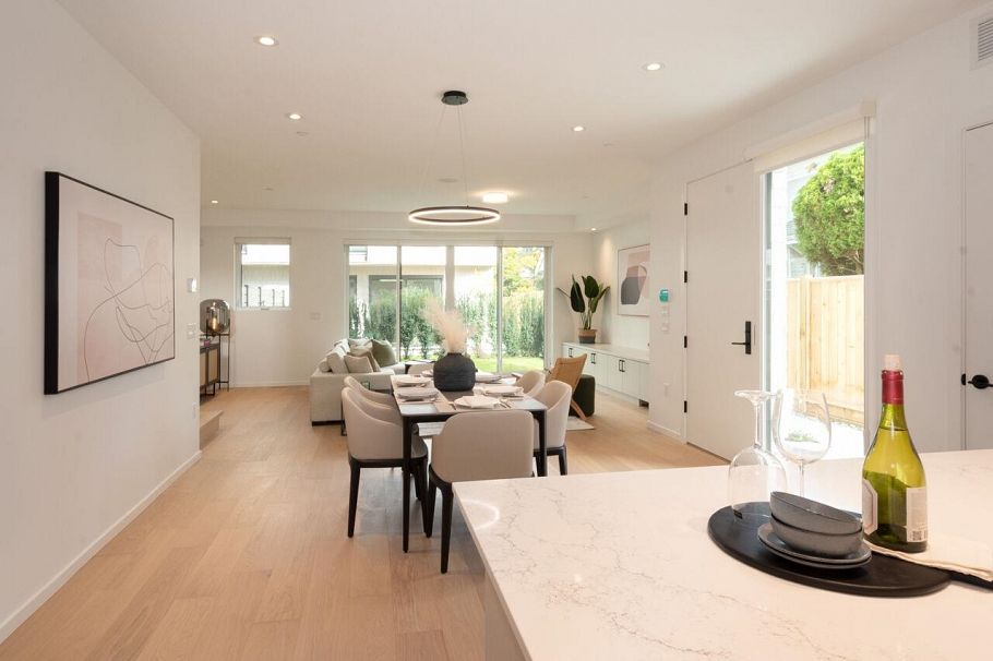 122 E 17th Avenue Vancouver, BC - 3