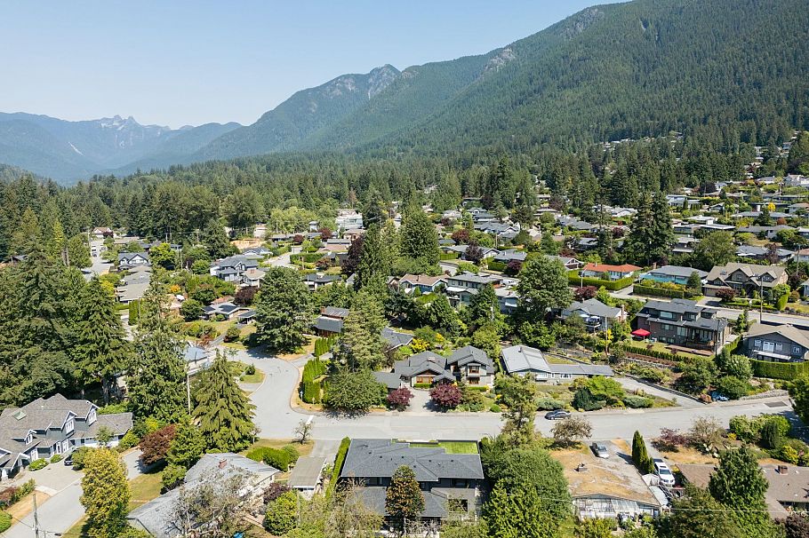 983 Tudor Avenue North Vancouver, BC - 39