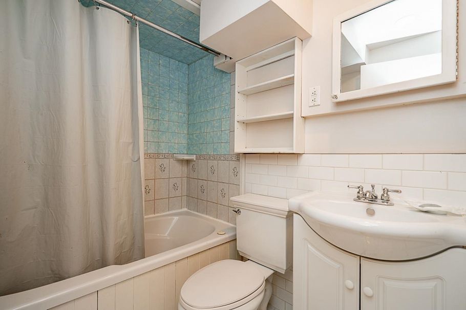 1302 Lennox Street North Vancouver, BC - 36