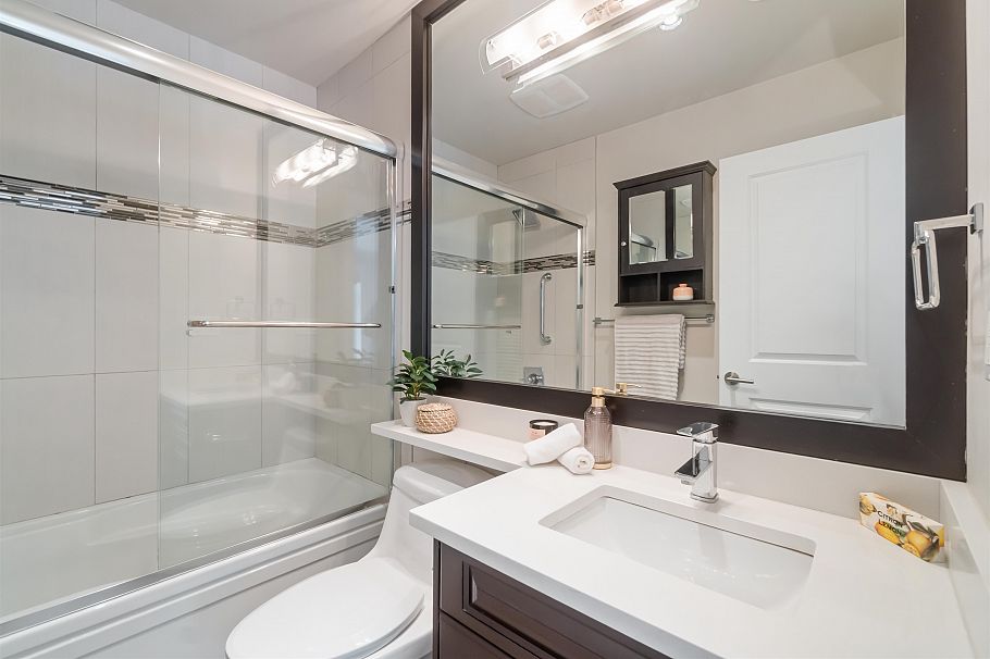 2721 W 5th Avenue Vancouver, BC - 22