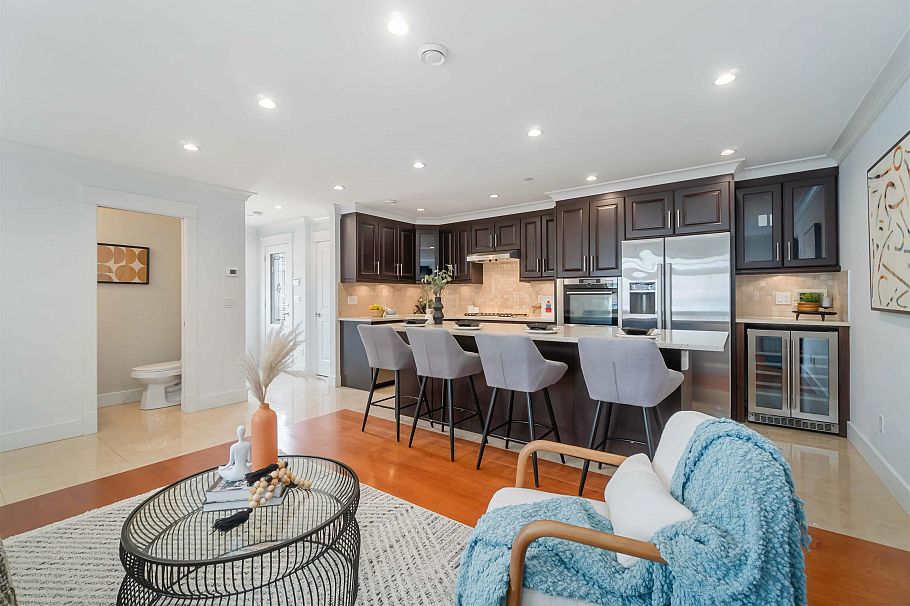 2721 W 5th Avenue Vancouver, BC - 2