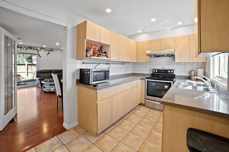 2 3558 E 49th Avenue Vancouver, BC - 8