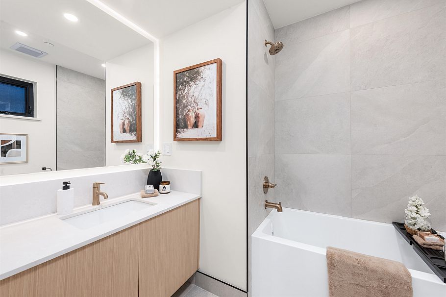 1 4895 Moss Street Vancouver, BC - 24