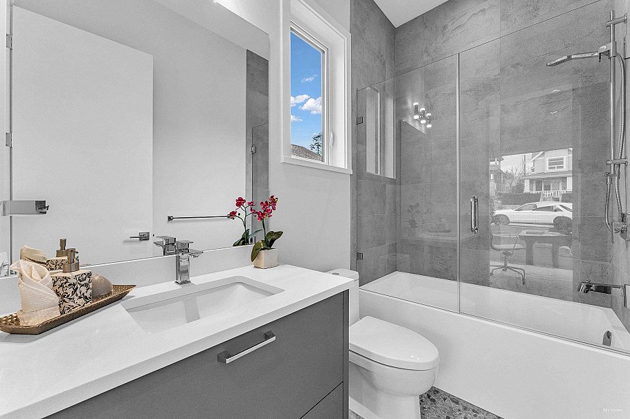 615 E 6th Street North Vancouver, BC - 32