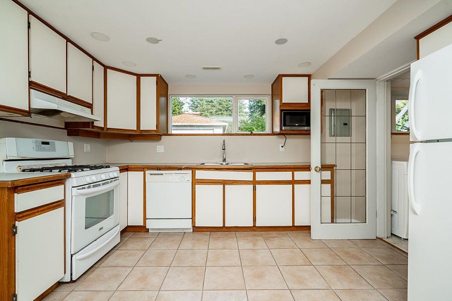 1302 Lennox Street North Vancouver, BC - 30