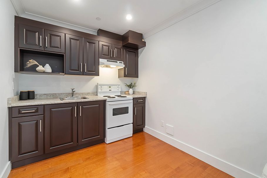 2721 W 5th Avenue Vancouver, BC - 29