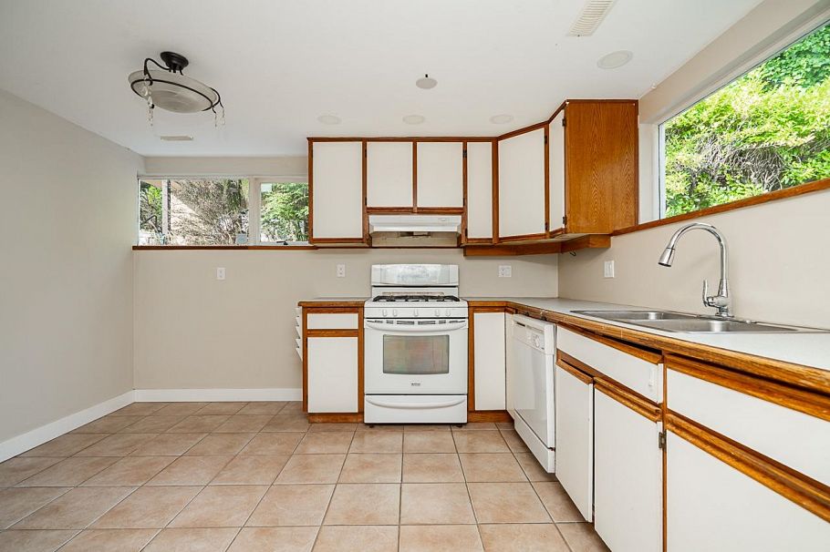 1302 Lennox Street North Vancouver, BC - 31