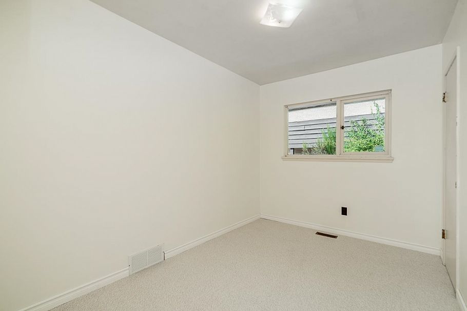 1302 Lennox Street North Vancouver, BC - 24