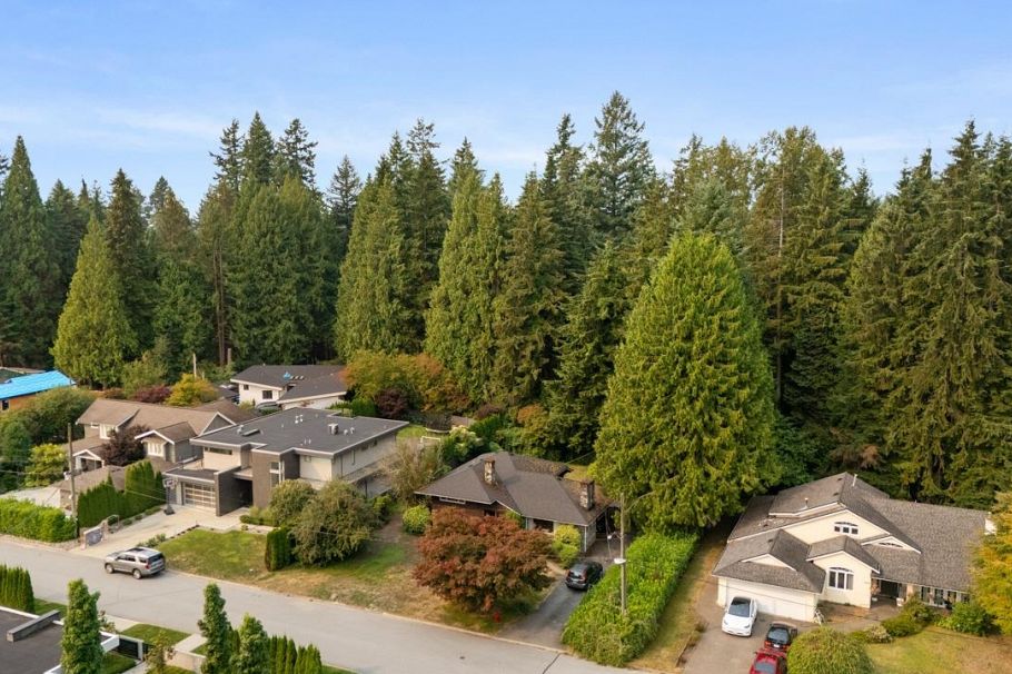 4275 Lions Avenue North Vancouver, BC - 3