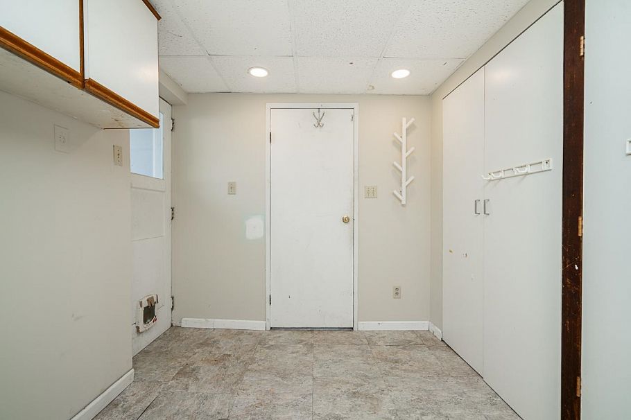 1302 Lennox Street North Vancouver, BC - 34