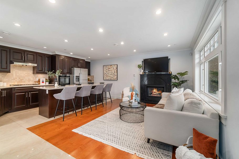 2721 W 5th Avenue Vancouver, BC - 9