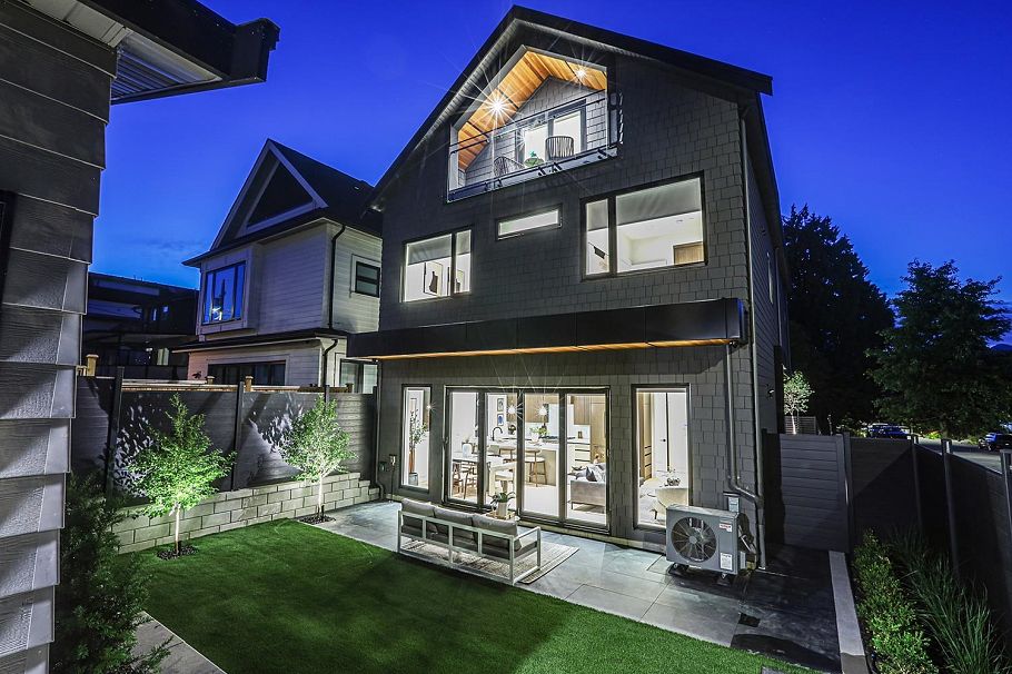 2 944 E 13 Avenue Vancouver, BC - 1