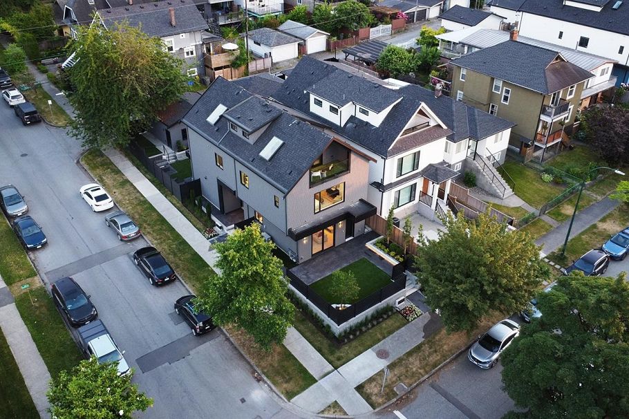 1 944 E 13 Avenue Vancouver, BC - 2