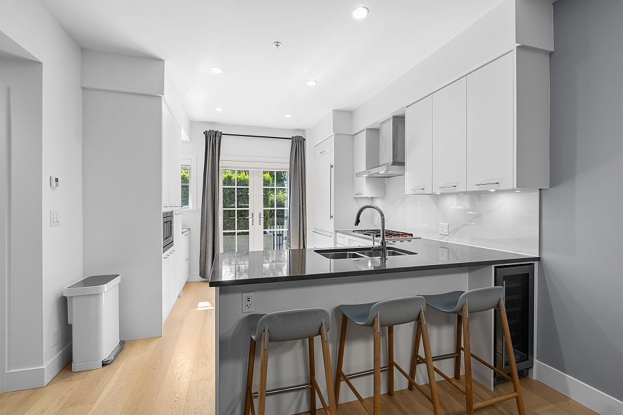 6 1133 Ridgewood Drive North Vancouver, BC - 6