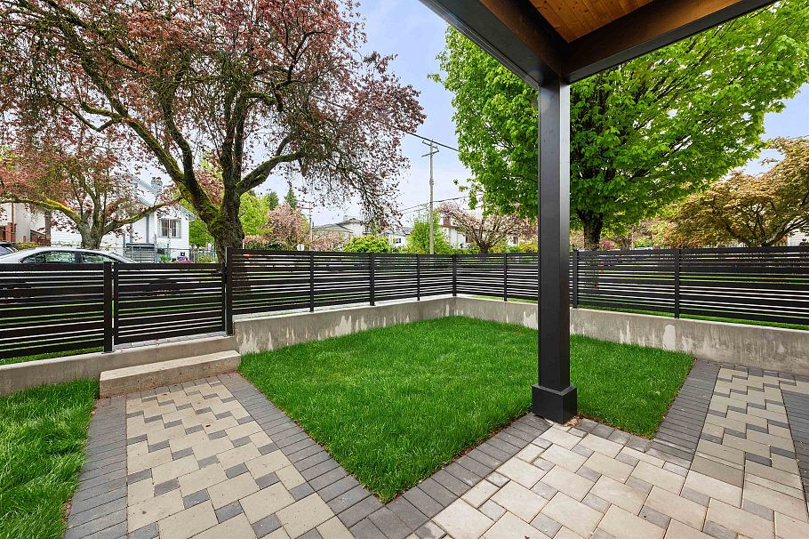 1 4895 Moss Street Vancouver, BC - 35