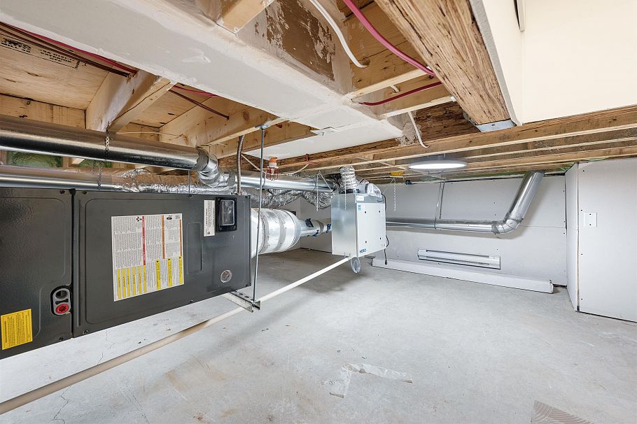 1 4895 Moss Street Vancouver, BC - 31